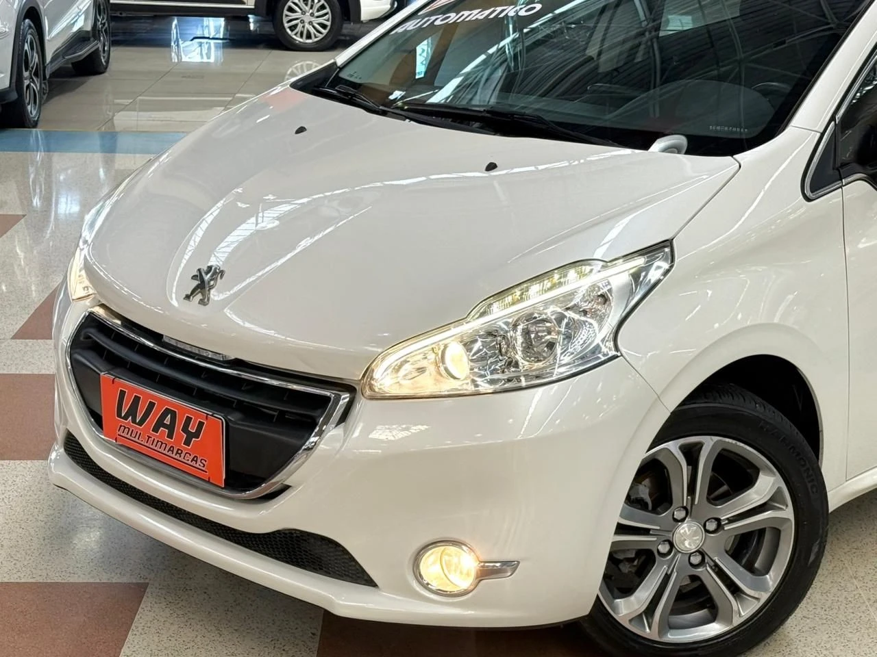PEUGEOT 208