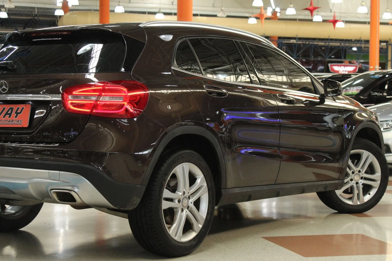 MERCEDES-BENZ GLA 200