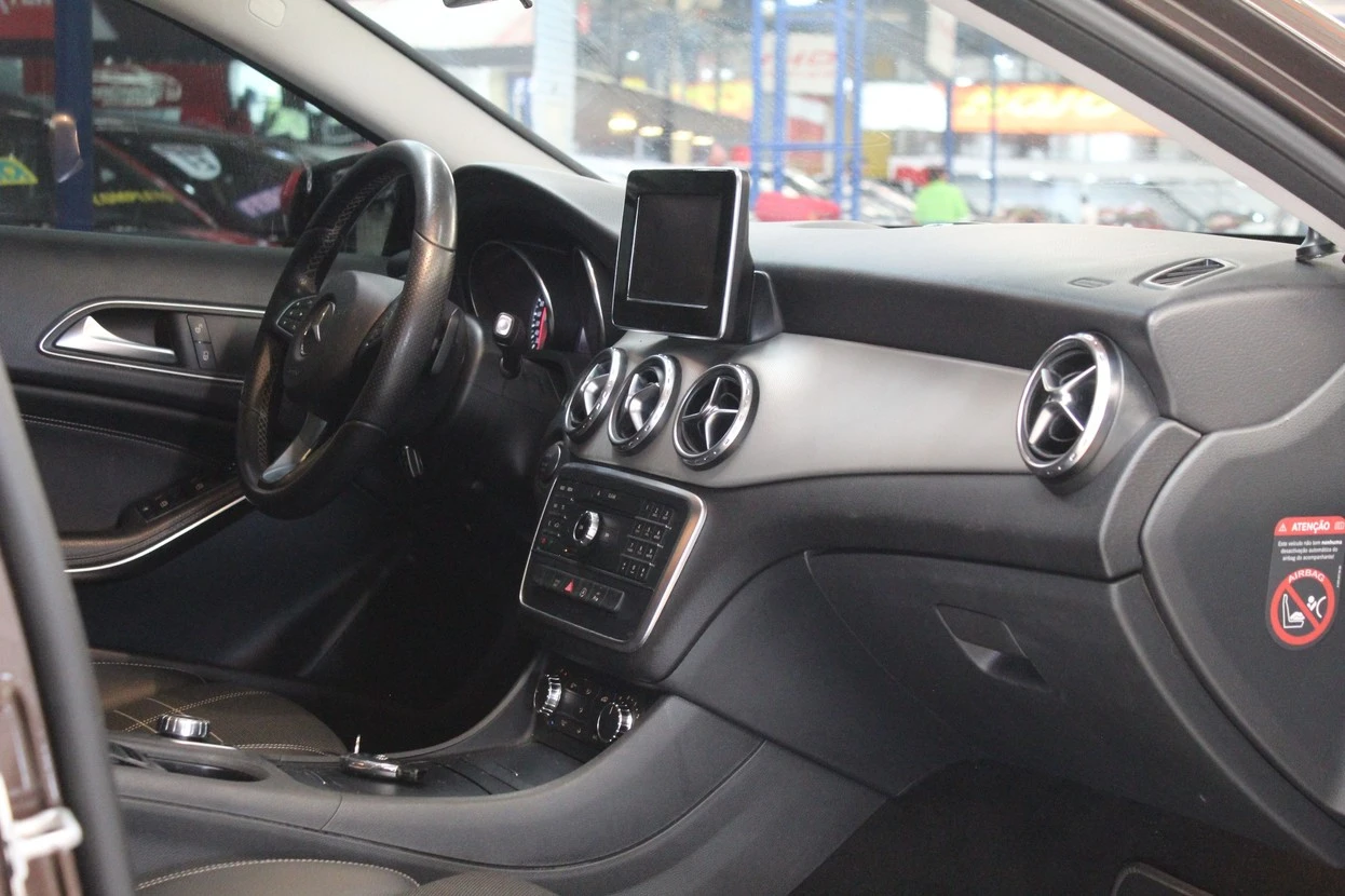 MERCEDES-BENZ GLA 200