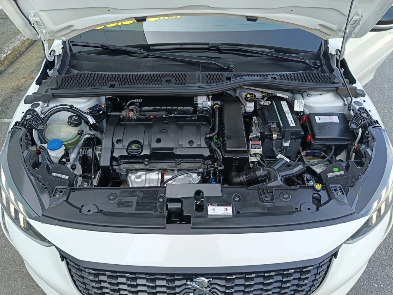 PEUGEOT 208