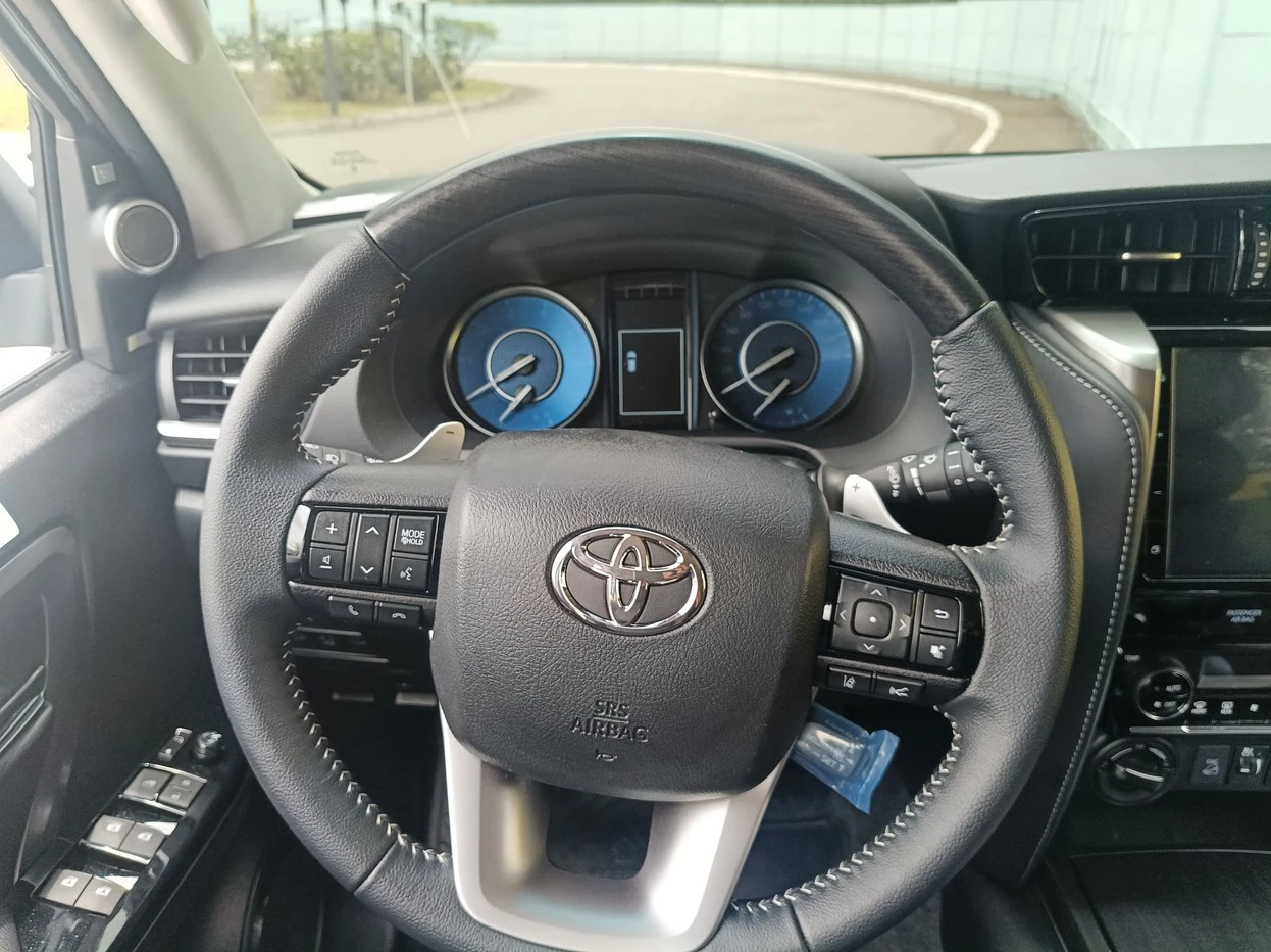 TOYOTA HILUX SW4