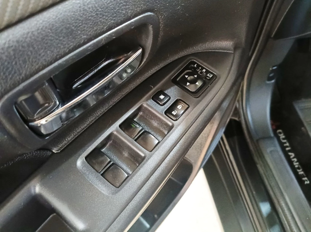 MITSUBISHI OUTLANDER