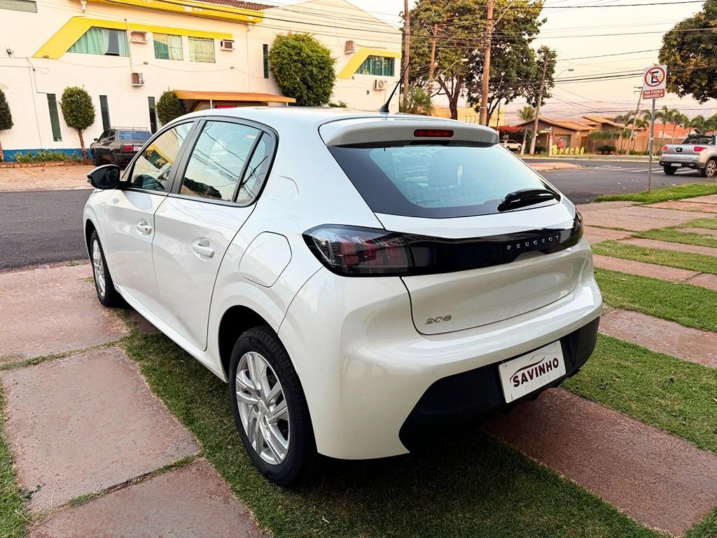 PEUGEOT 208