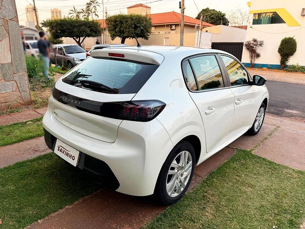 PEUGEOT 208