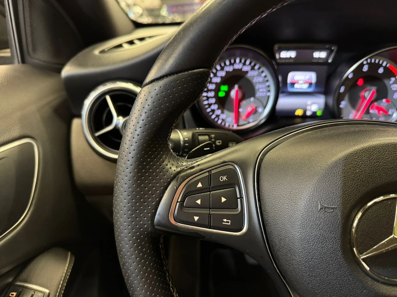 MERCEDES-BENZ GLA 200