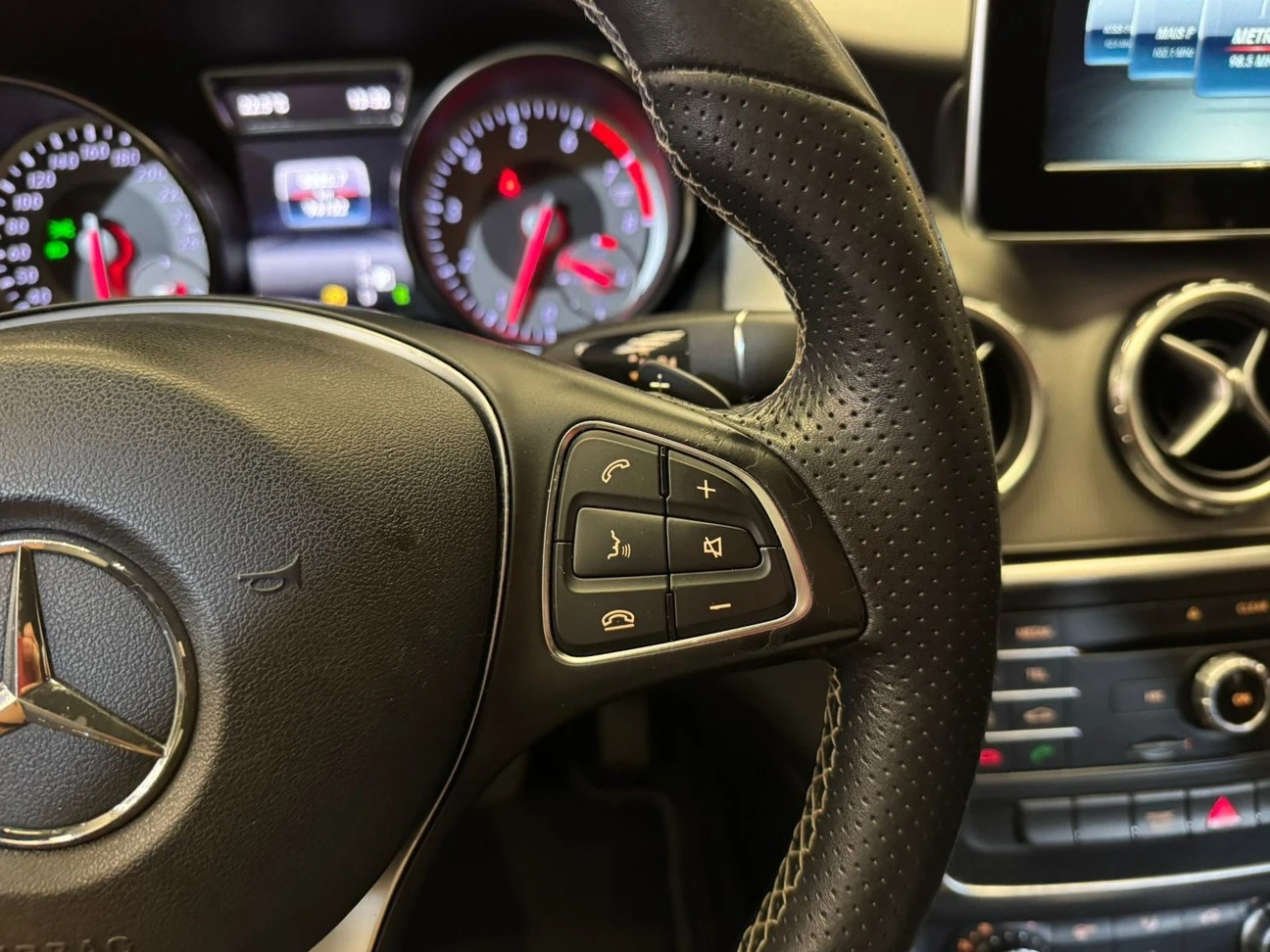 MERCEDES-BENZ GLA 200