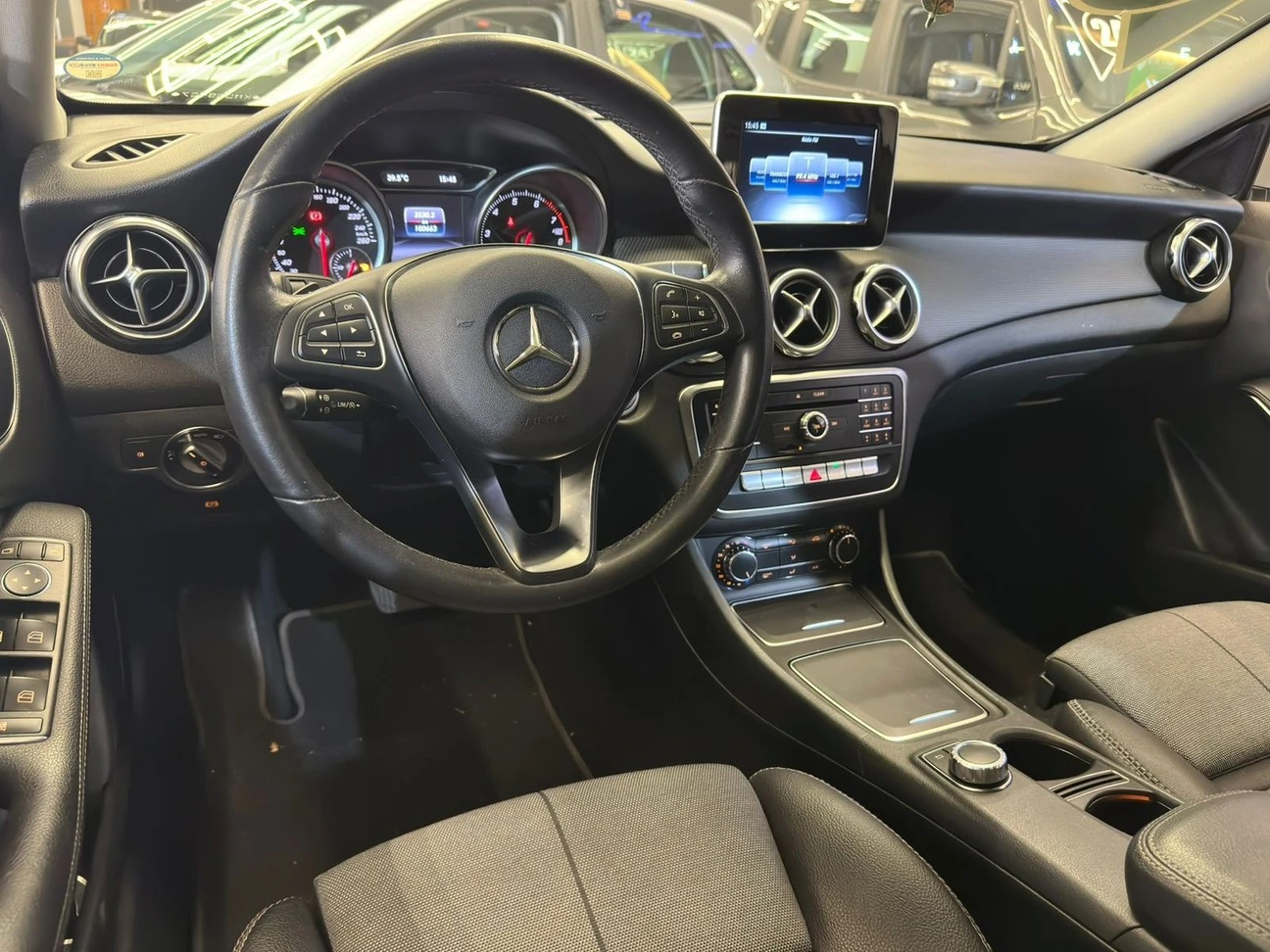 MERCEDES-BENZ GLA 200