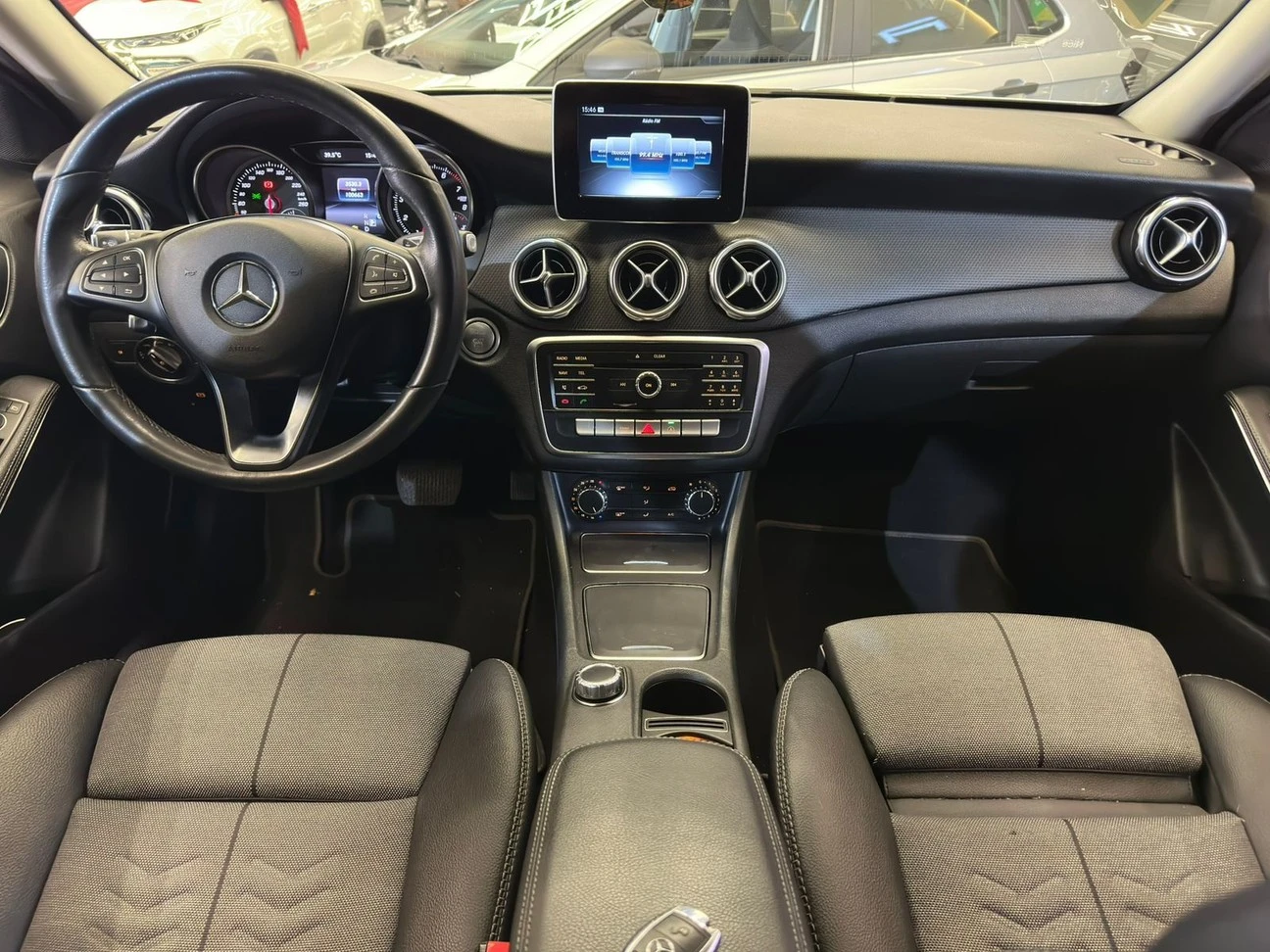 MERCEDES-BENZ GLA 200