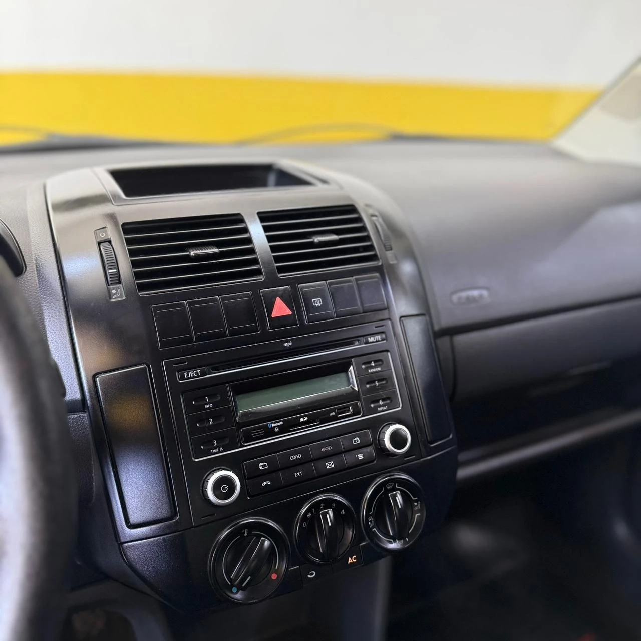 VOLKSWAGEN POLO SEDAN