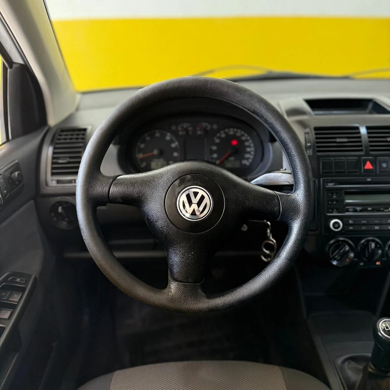 VOLKSWAGEN POLO SEDAN