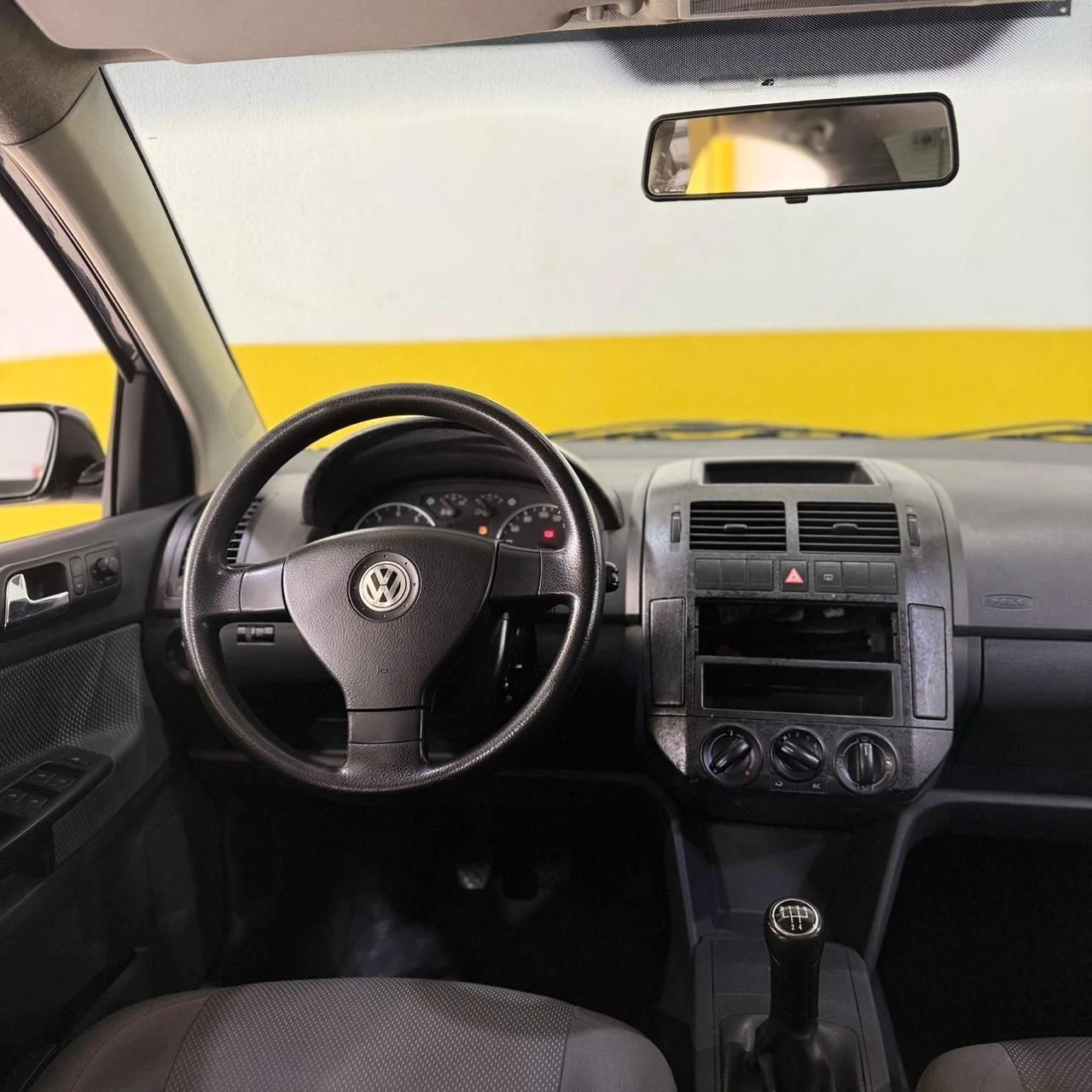 VOLKSWAGEN POLO SEDAN