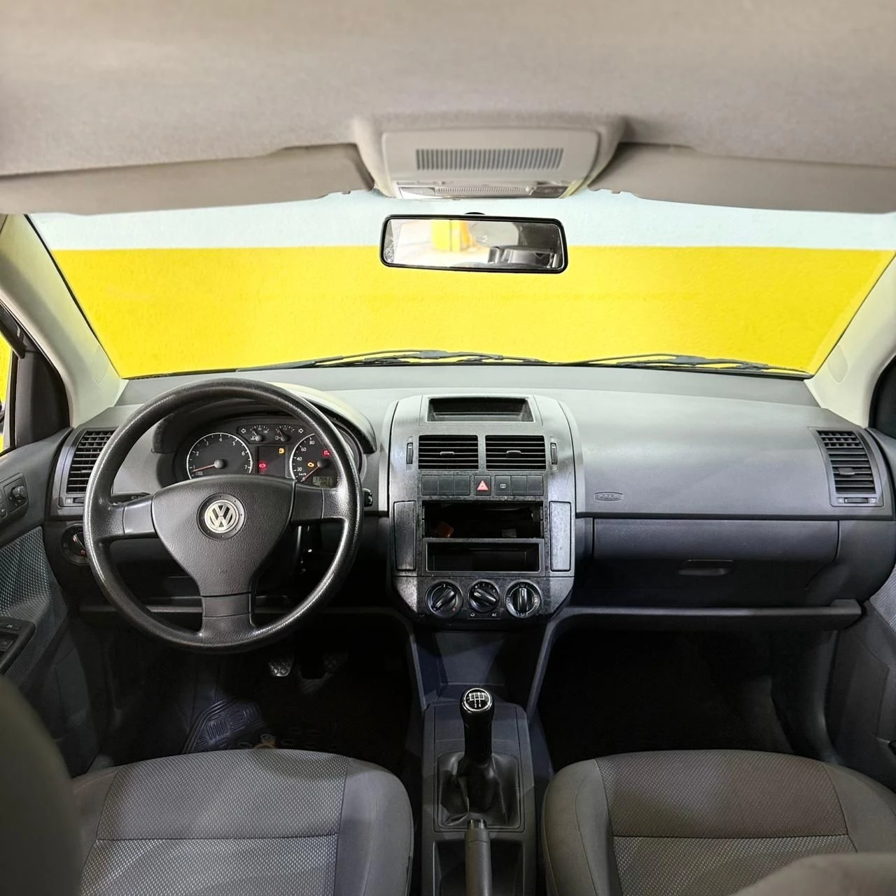 VOLKSWAGEN POLO SEDAN