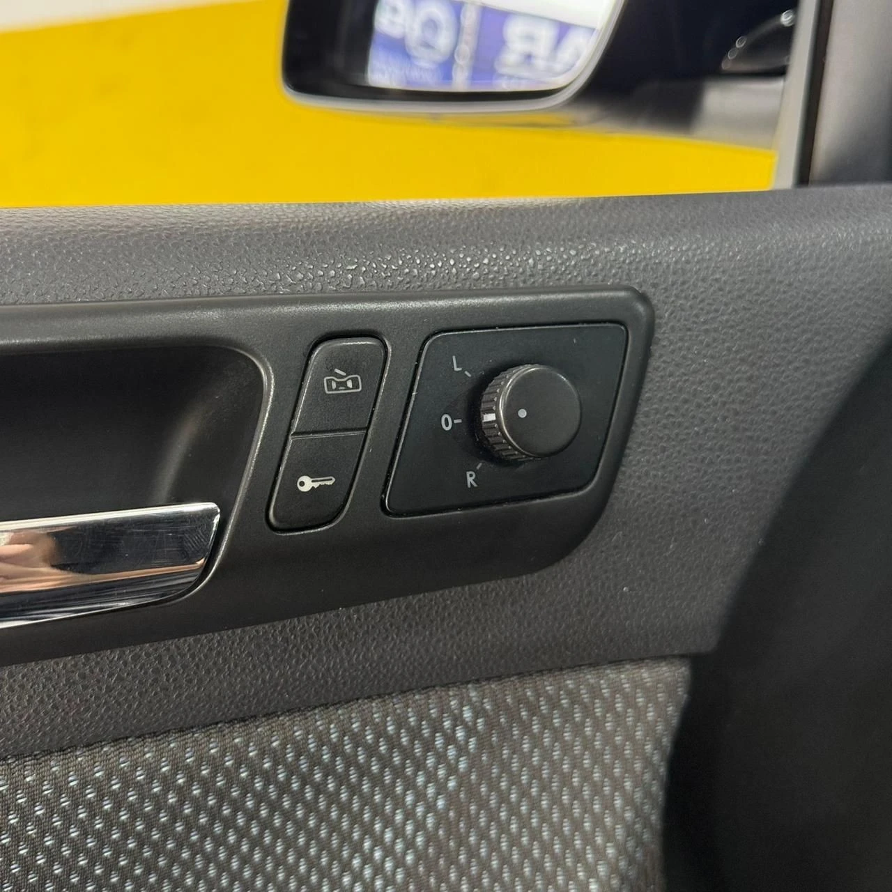 VOLKSWAGEN POLO SEDAN