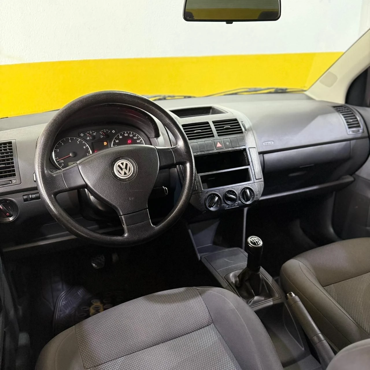 VOLKSWAGEN POLO SEDAN