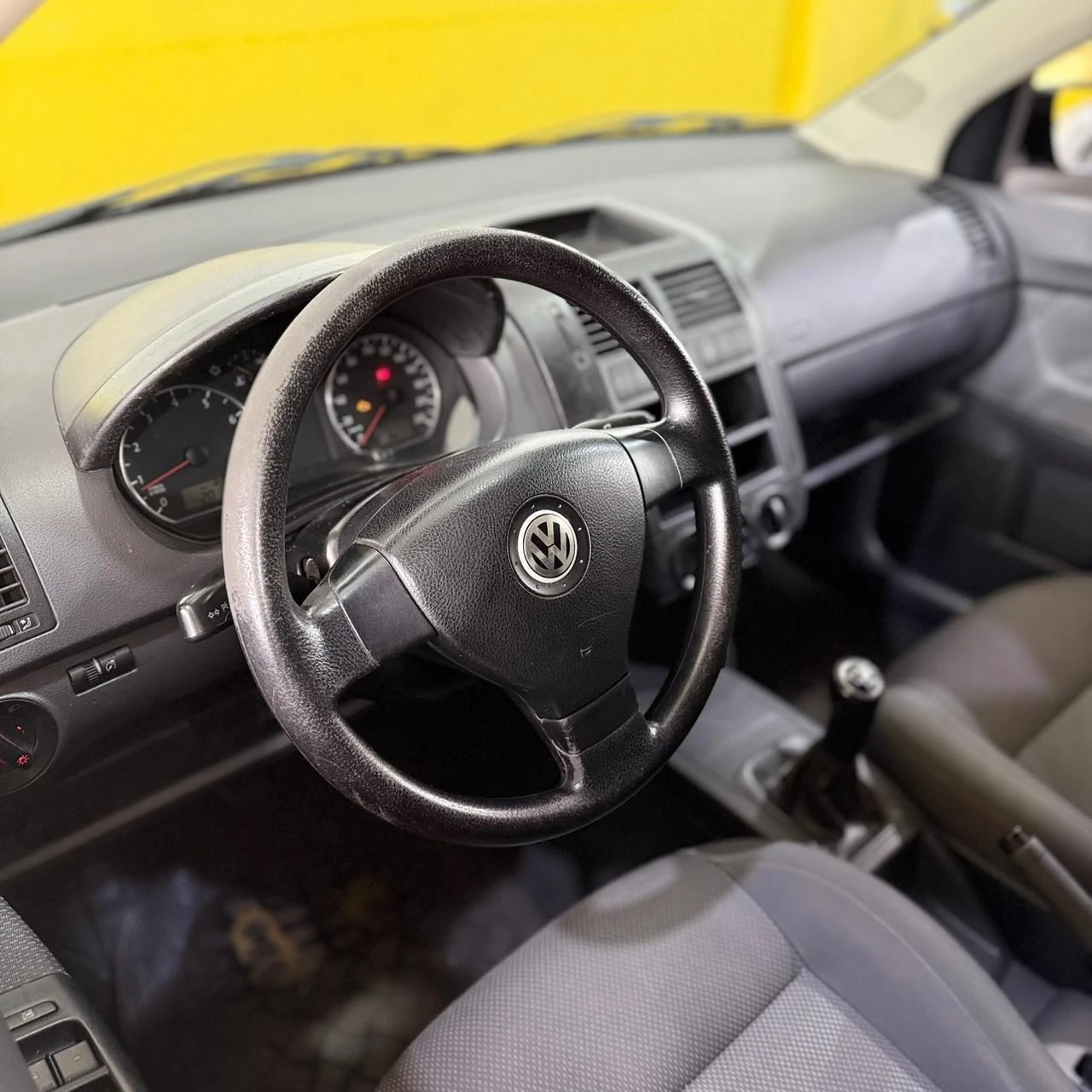 VOLKSWAGEN POLO SEDAN