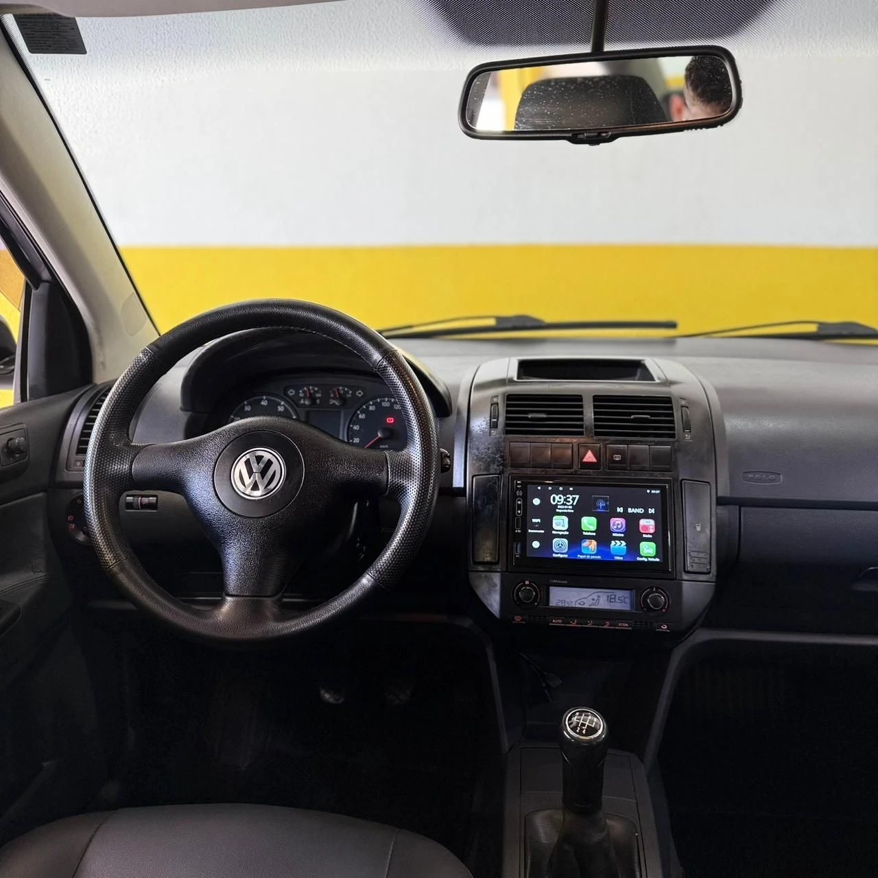 VOLKSWAGEN POLO SEDAN