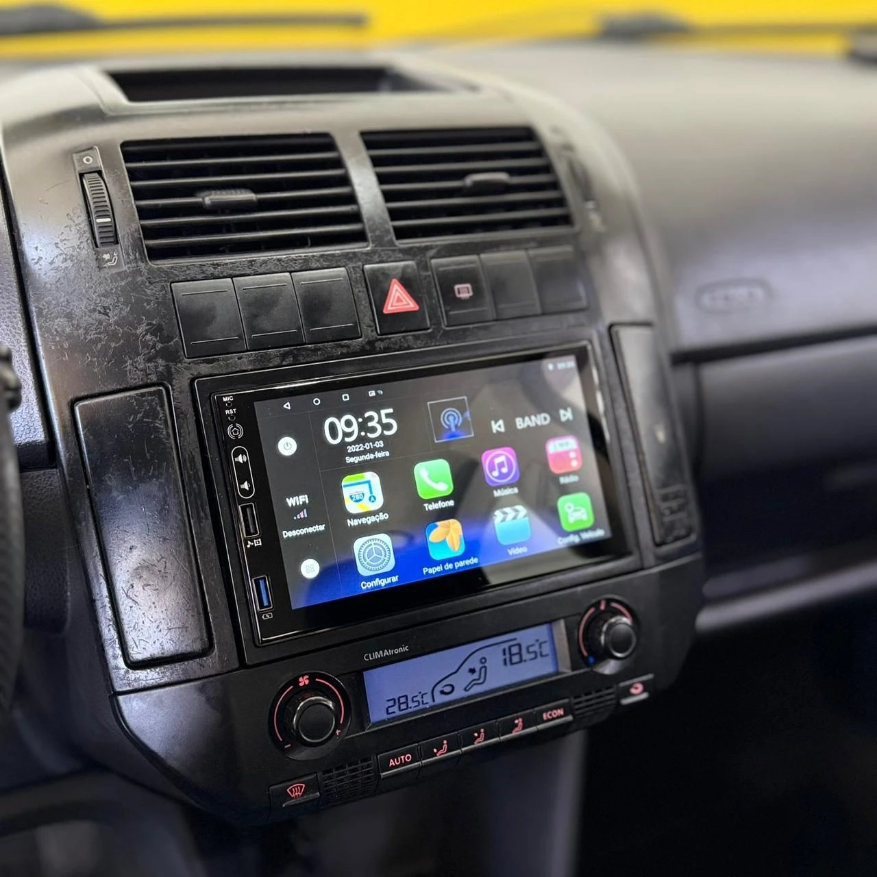 VOLKSWAGEN POLO SEDAN