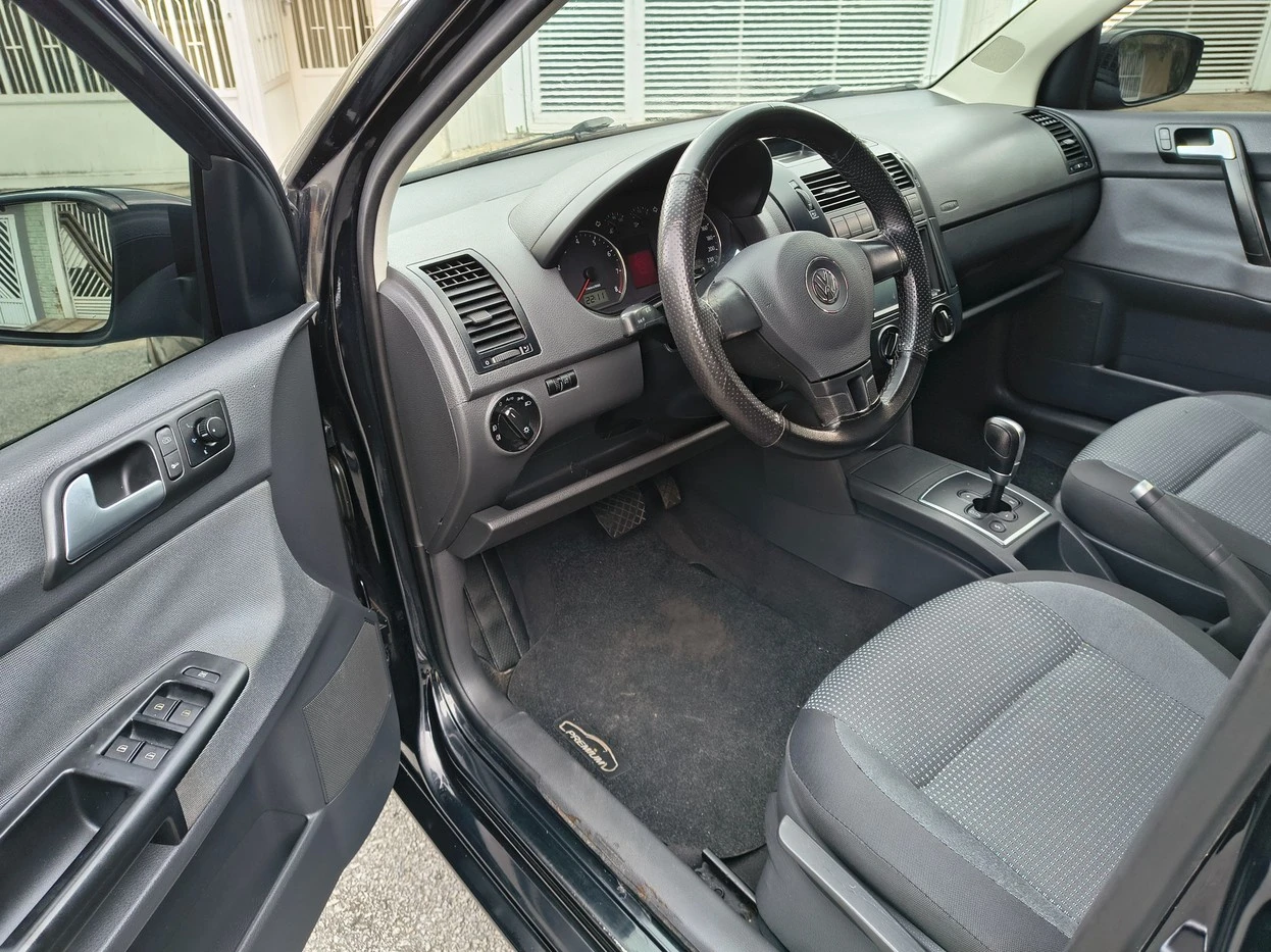 VOLKSWAGEN POLO SEDAN