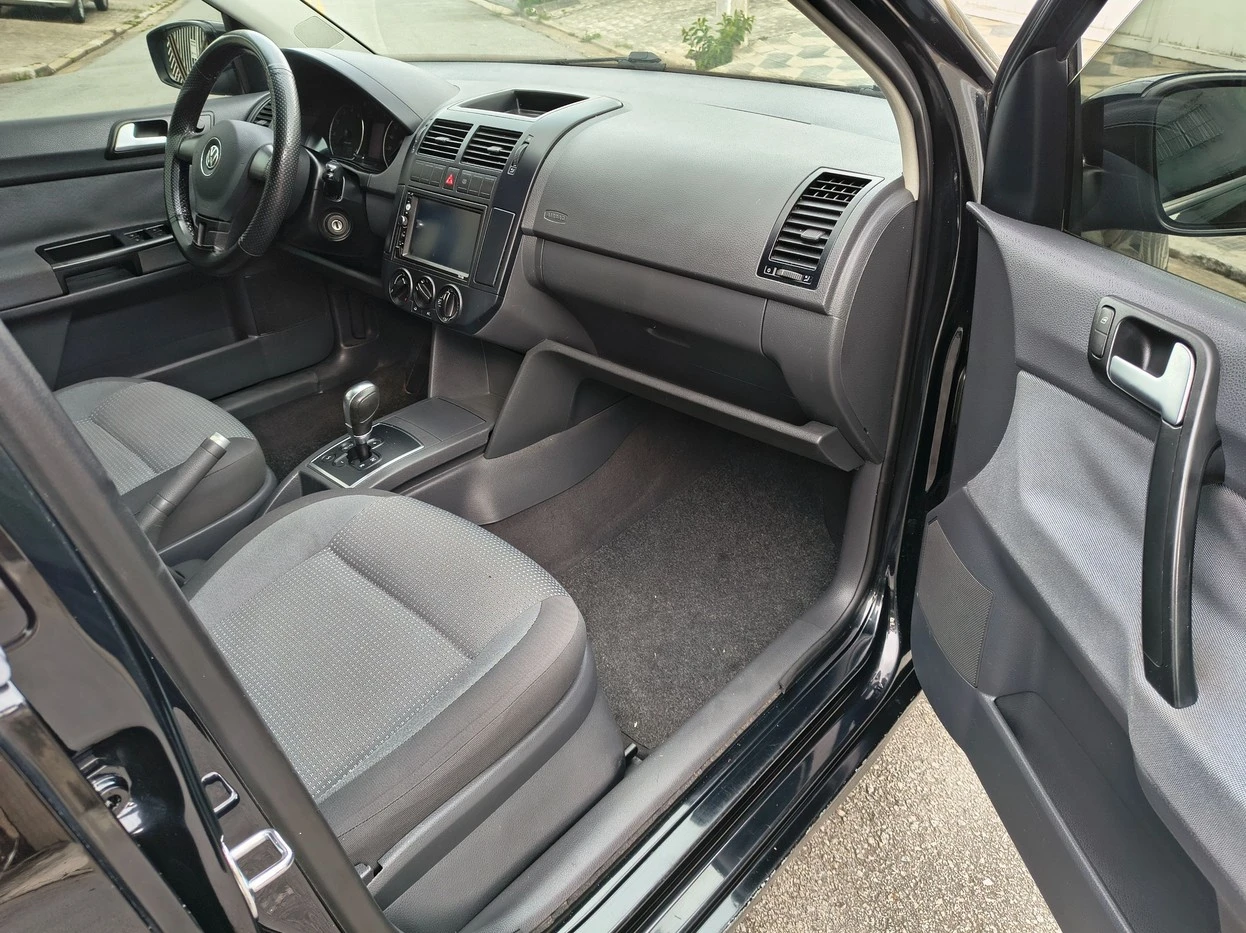 VOLKSWAGEN POLO SEDAN