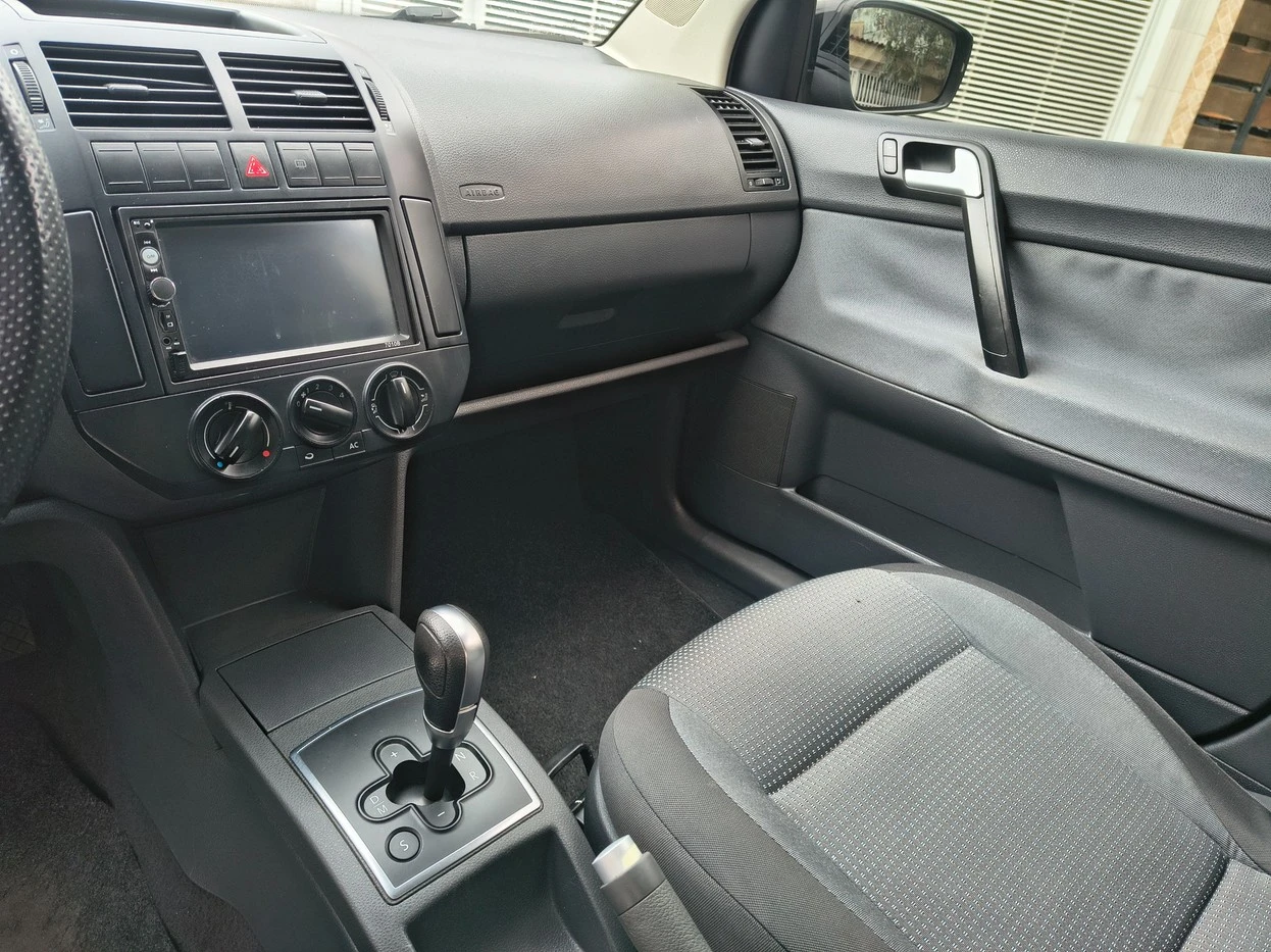 VOLKSWAGEN POLO SEDAN