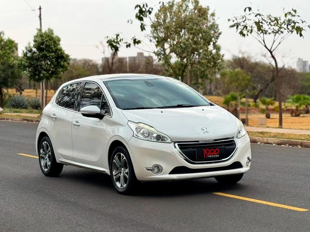 PEUGEOT 208
