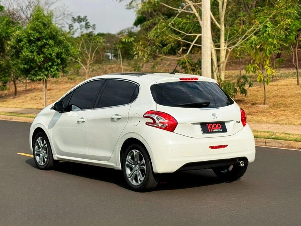 PEUGEOT 208