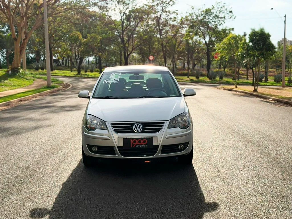 VOLKSWAGEN POLO SEDAN