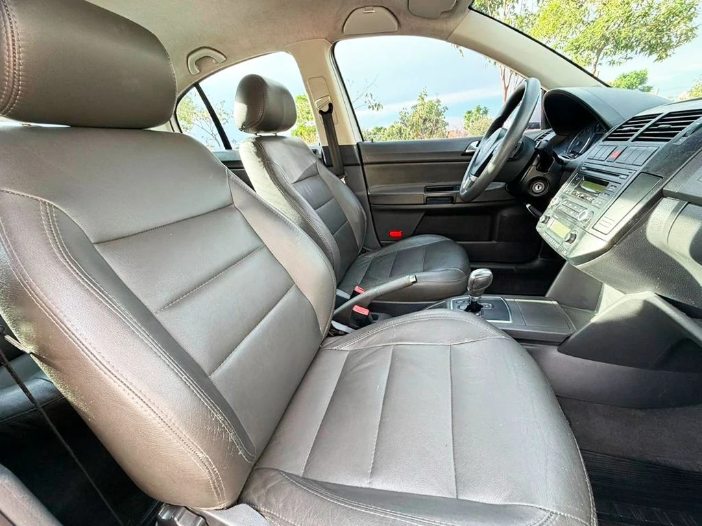 VOLKSWAGEN POLO SEDAN