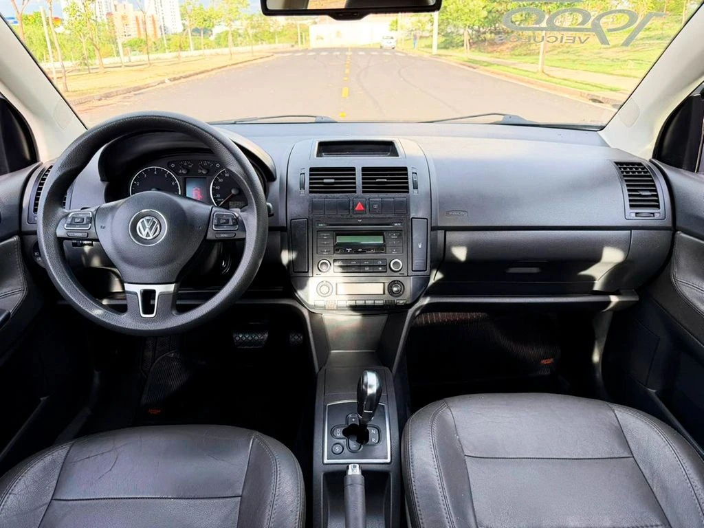 VOLKSWAGEN POLO SEDAN