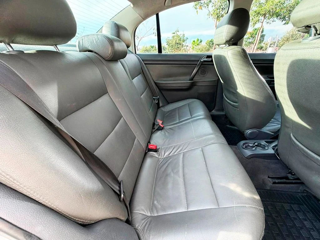 VOLKSWAGEN POLO SEDAN