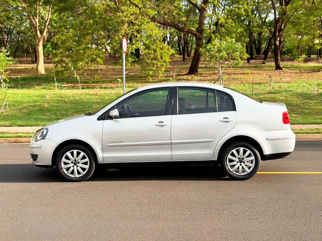 VOLKSWAGEN POLO SEDAN