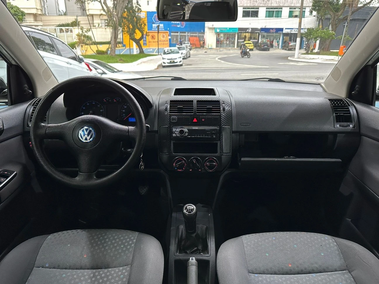 VOLKSWAGEN POLO SEDAN