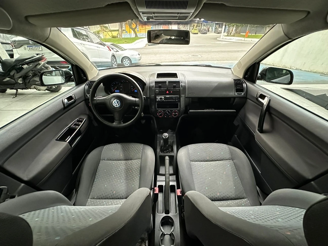 VOLKSWAGEN POLO SEDAN