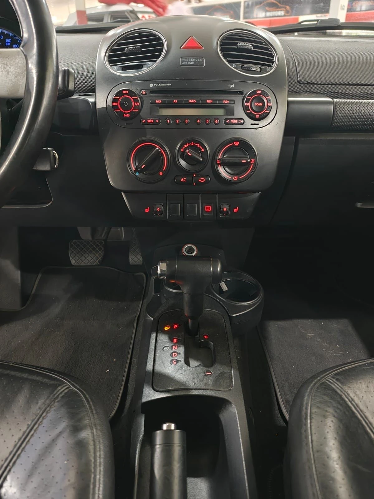VOLKSWAGEN NEW BEETLE