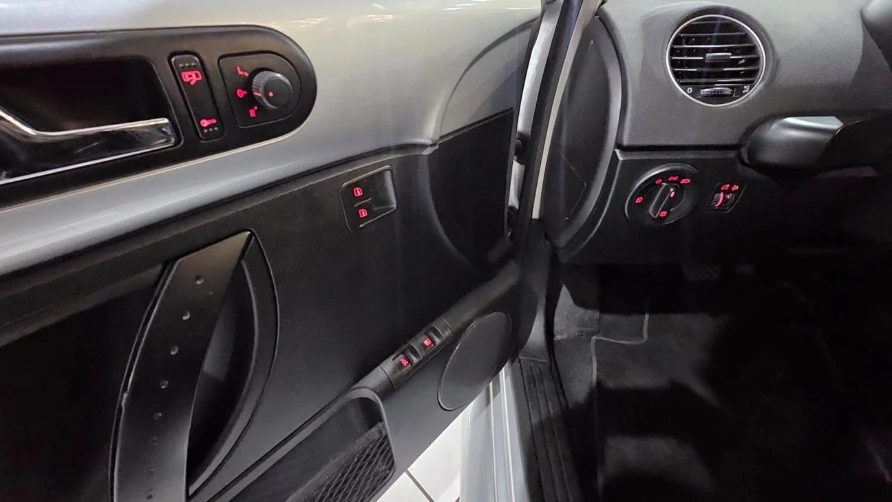 VOLKSWAGEN NEW BEETLE