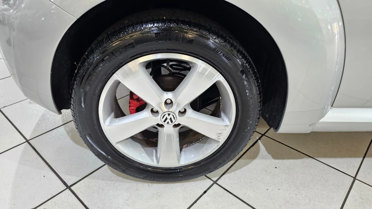 VOLKSWAGEN NEW BEETLE