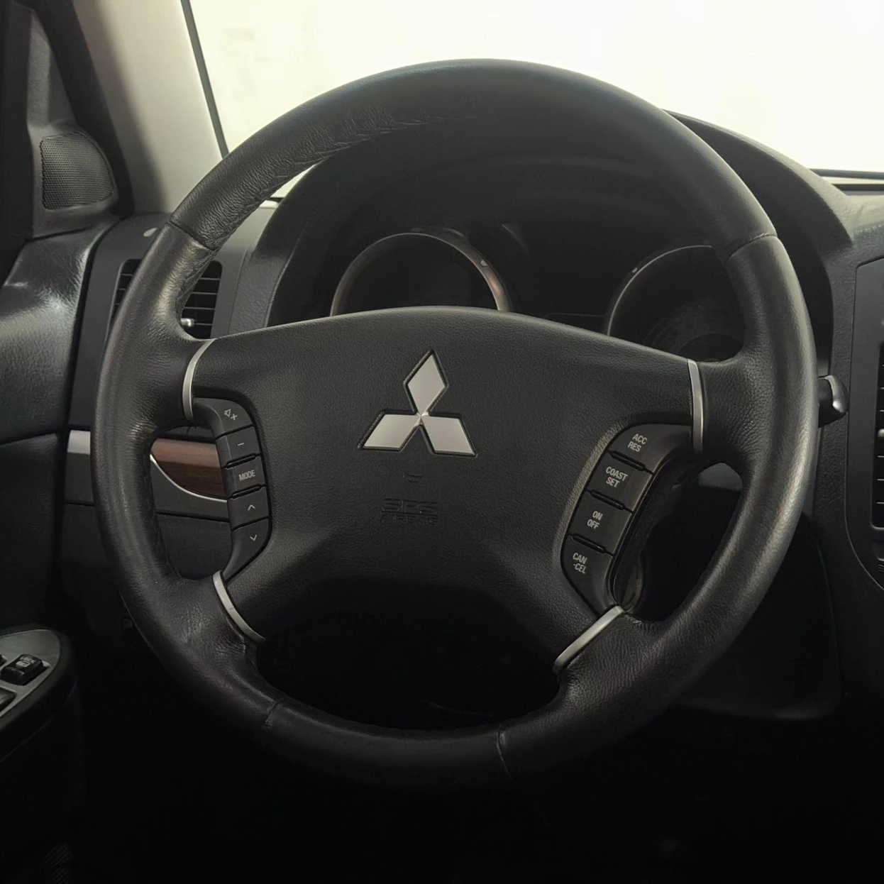 MITSUBISHI PAJERO FULL