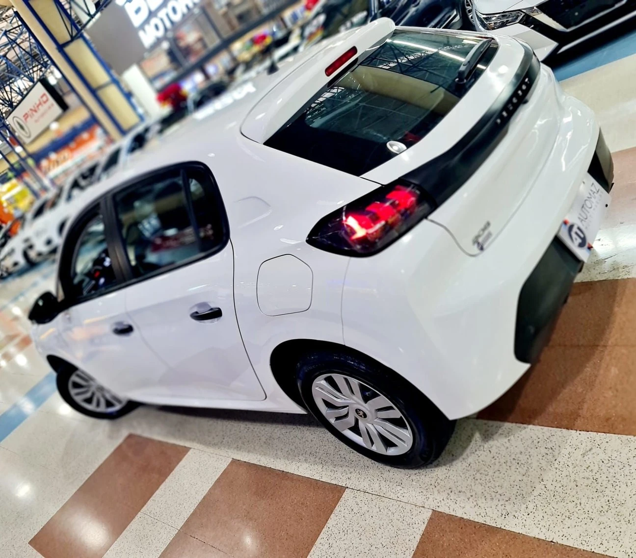 PEUGEOT 208