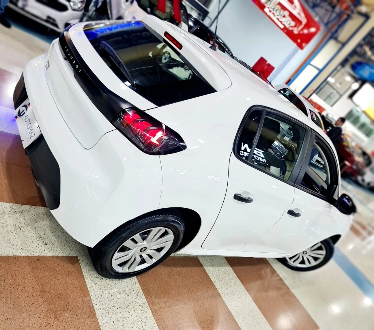 PEUGEOT 208