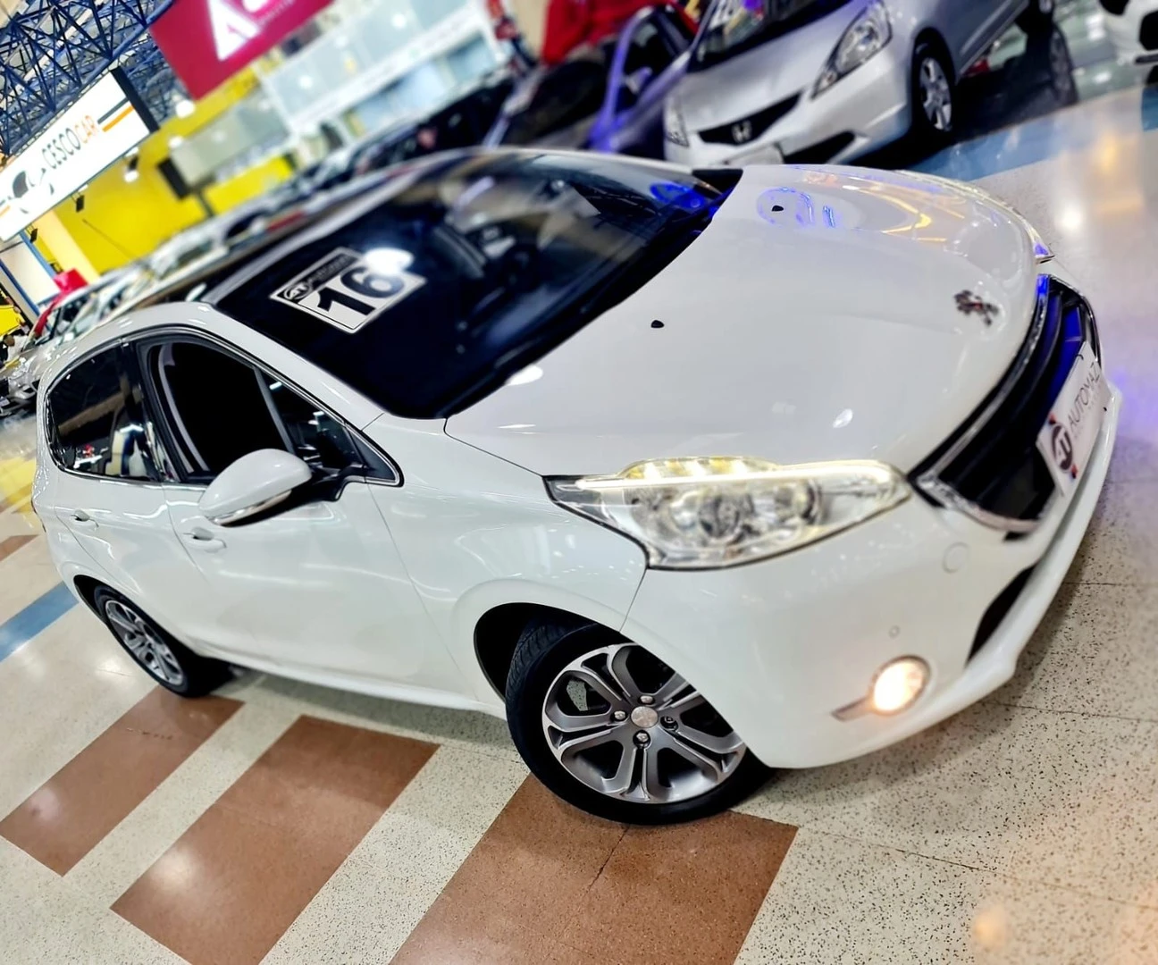 PEUGEOT 208