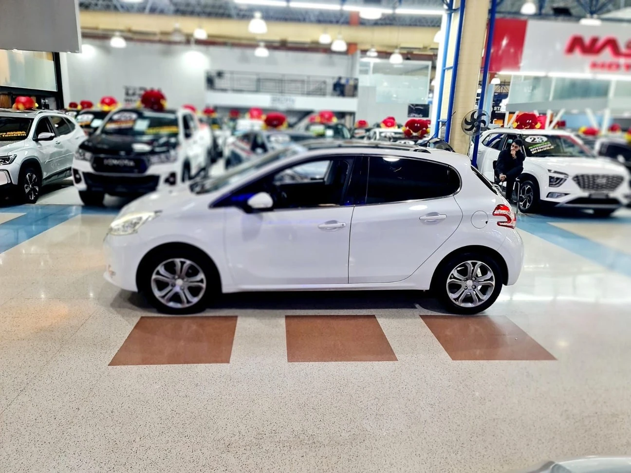 PEUGEOT 208