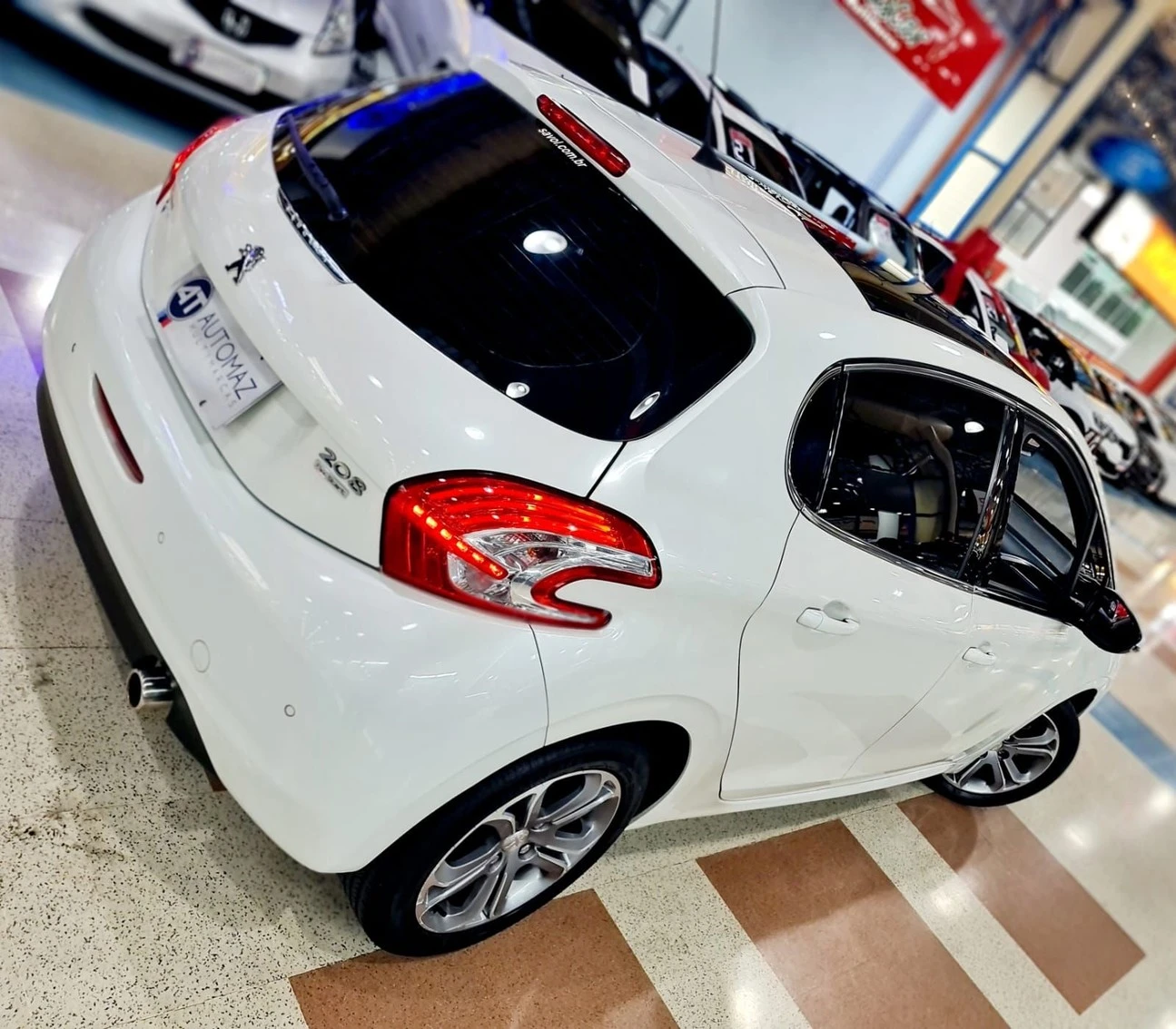 PEUGEOT 208