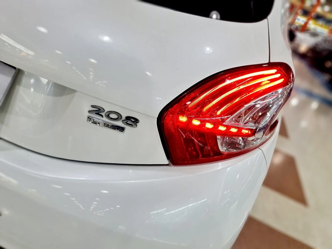 PEUGEOT 208