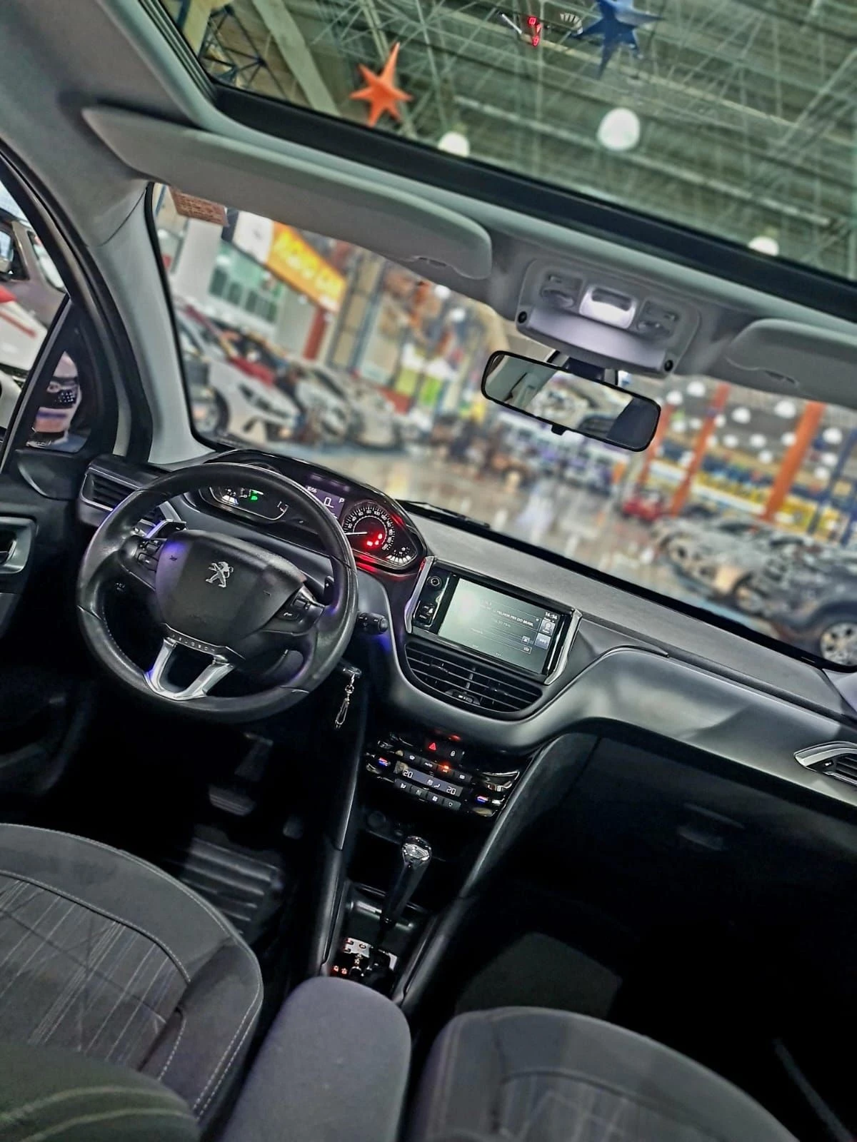 PEUGEOT 208