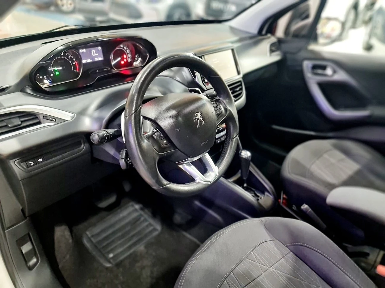 PEUGEOT 208