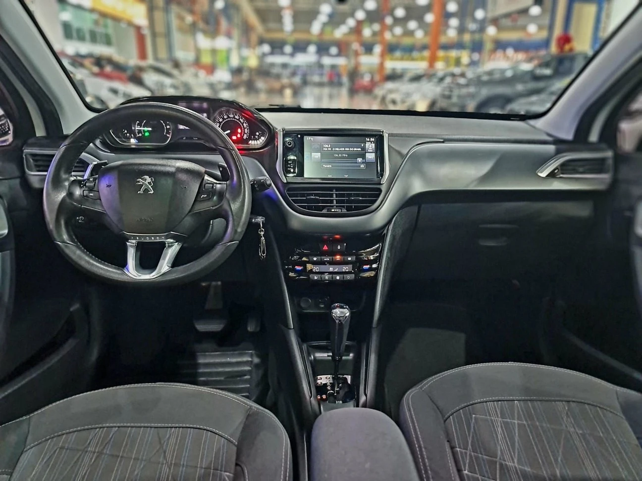 PEUGEOT 208