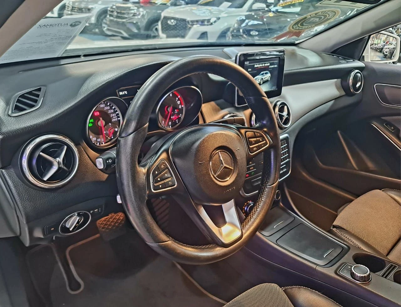 MERCEDES-BENZ GLA 200