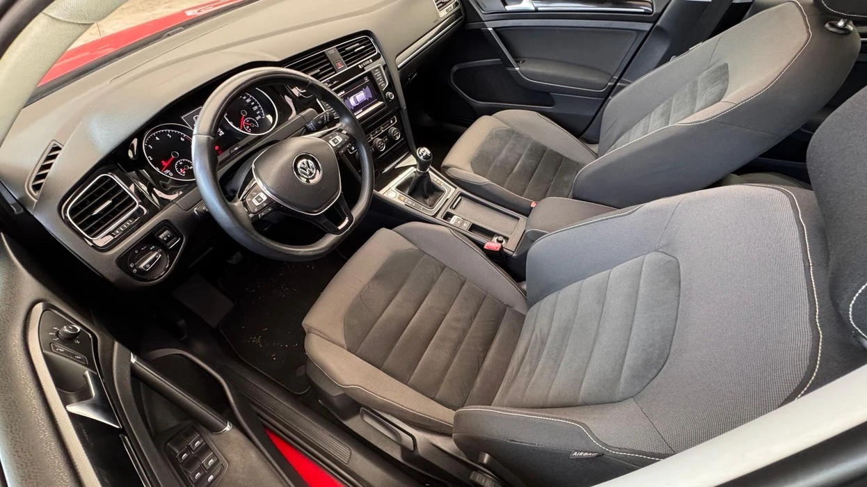 VOLKSWAGEN GOLF