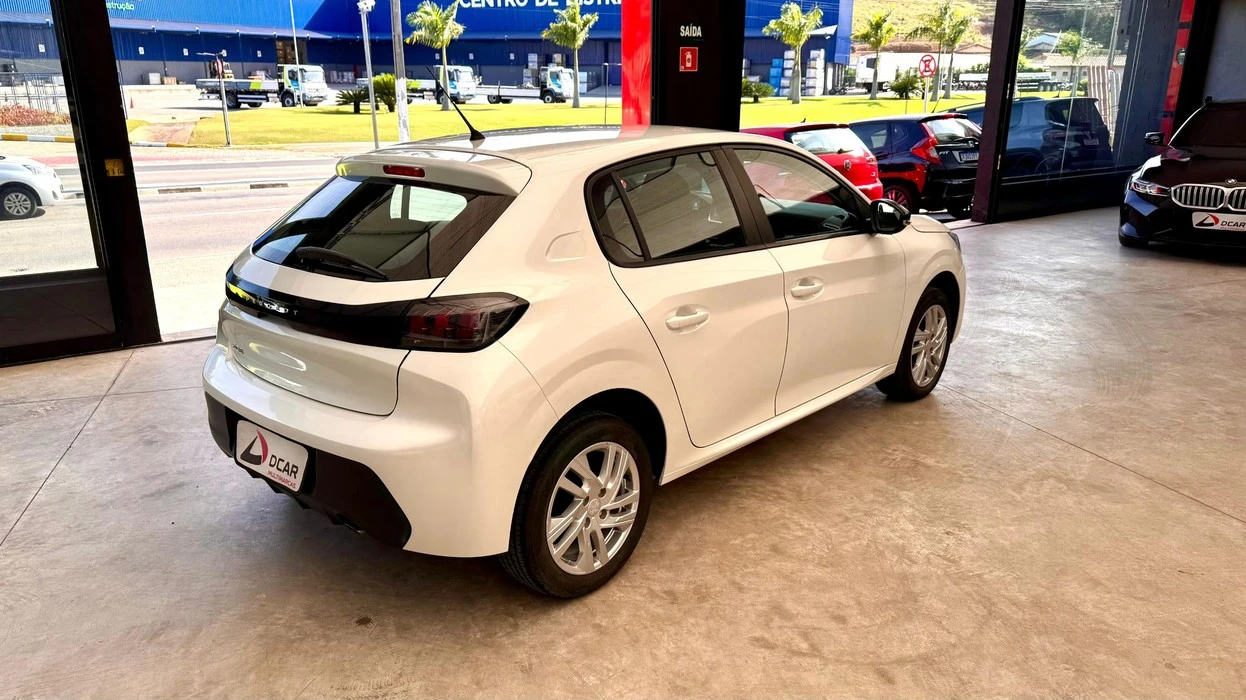 PEUGEOT 208