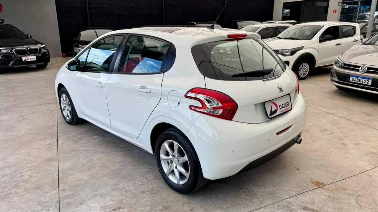PEUGEOT 208